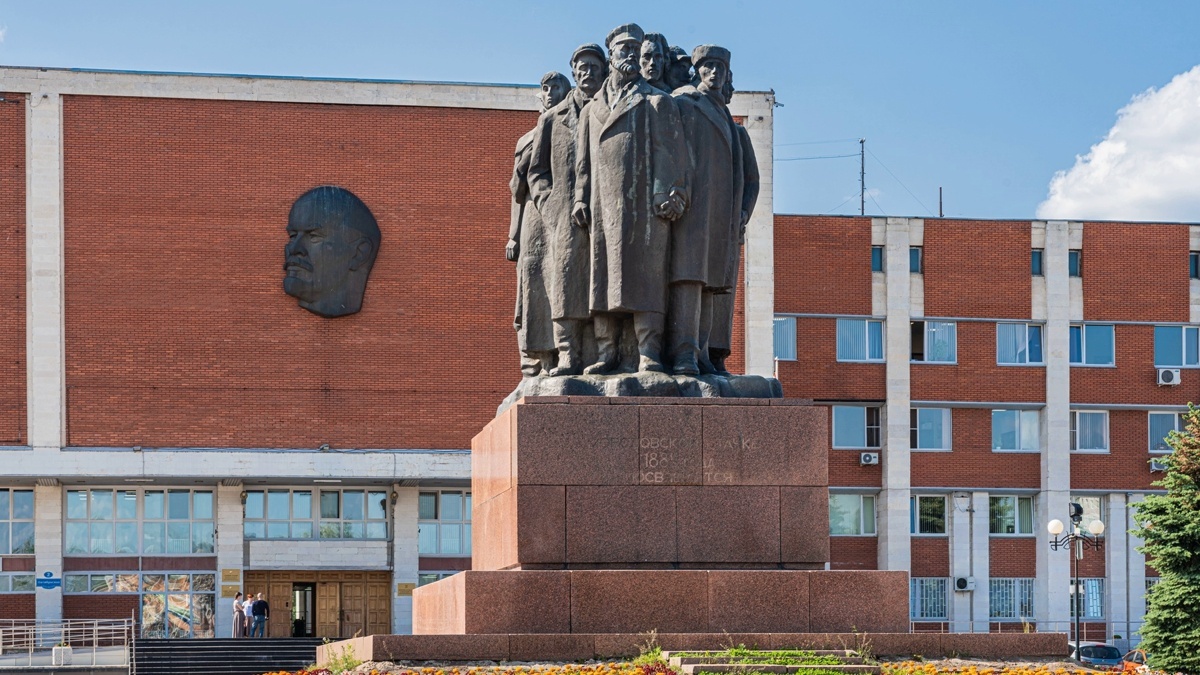 памятник участникак Морозовской стачеи 1885 года  на Октябрьской площади Орехово-Зуева. Фотография взята в открытом дступе интернета