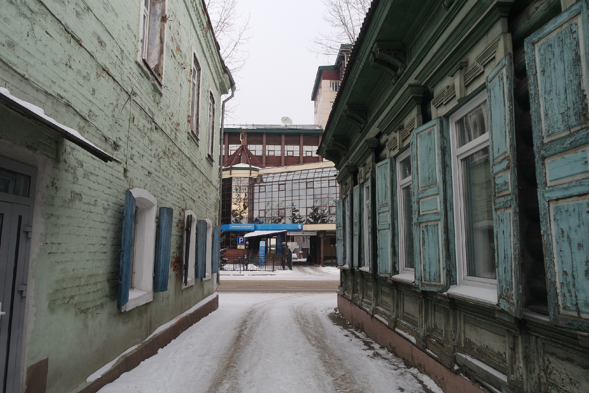 между домами 52 и 50 с видом на современную нечётную сторону