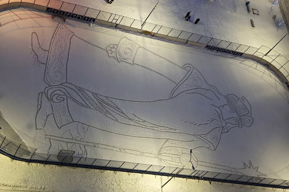    В Екатеринбурге на хоккейном корте появился гигантский Дед Мороз