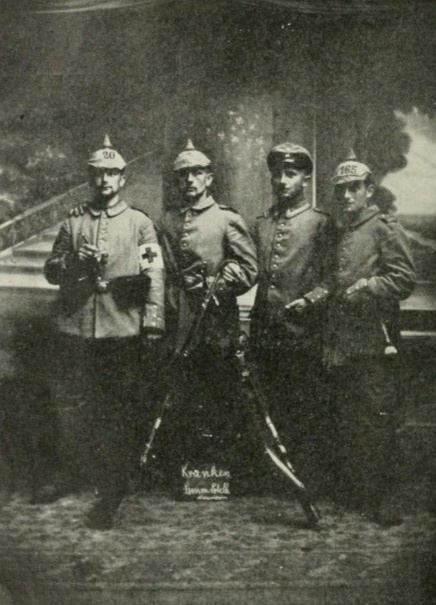 Немецкие санитары 1-ой Мировой войны с оружием и гильзами, сфотографированные в Лувене