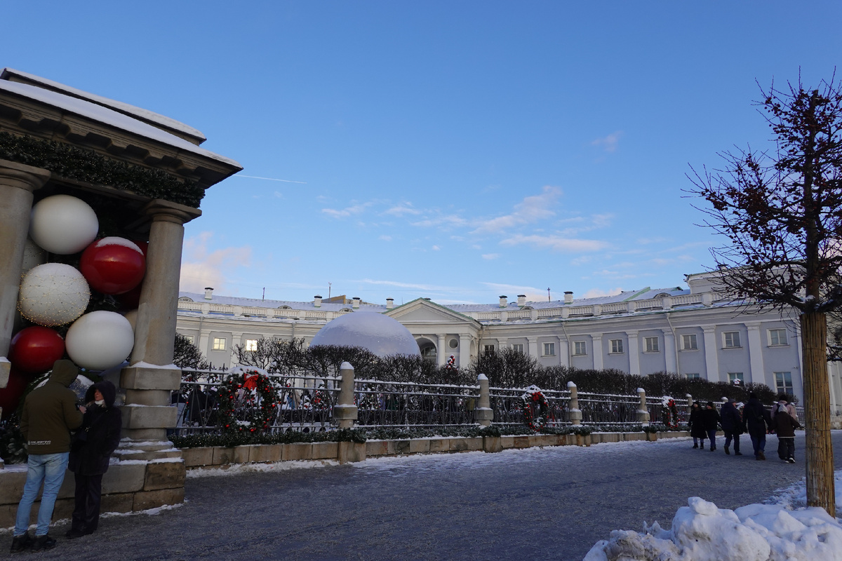 У входа всад