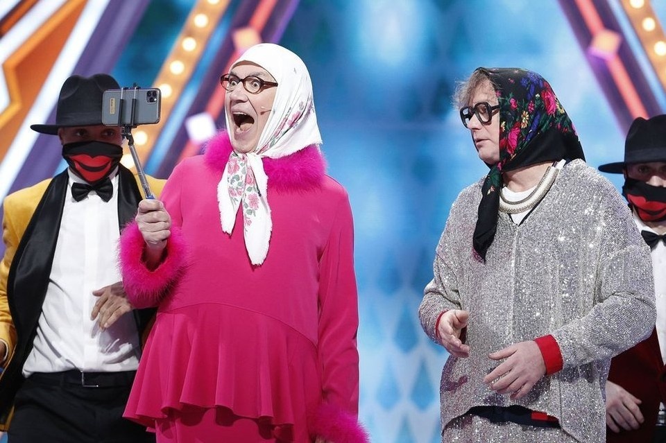    Новые русские бабки на работе — на сцене Матрена и Цветочек. Фото: кадр телеканала «Россия».