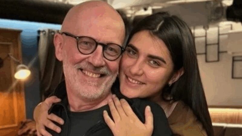    Александр Гордон и его новая супруга Алина Михайлова на публичном мероприятии.