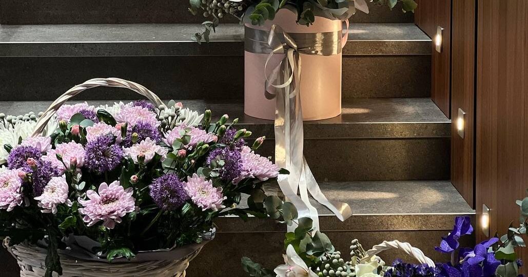 На счет прошлогоднего хлеба не знаем, а вот цветы у нас самые свежие