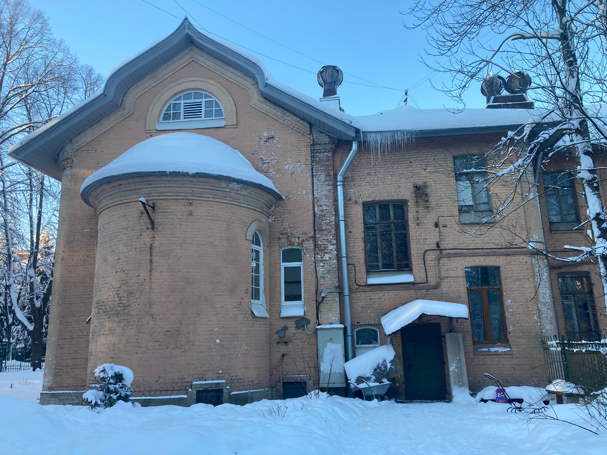 Вот тут я их и кормлю , возле задней двери церкви есть лавочка и под ней все наши миски 