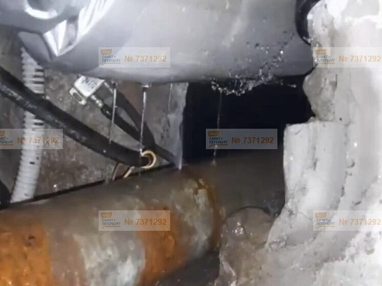     Рядом с протечкой находятся электропровода. Фото: портал "Наш Санкт-Петербург"