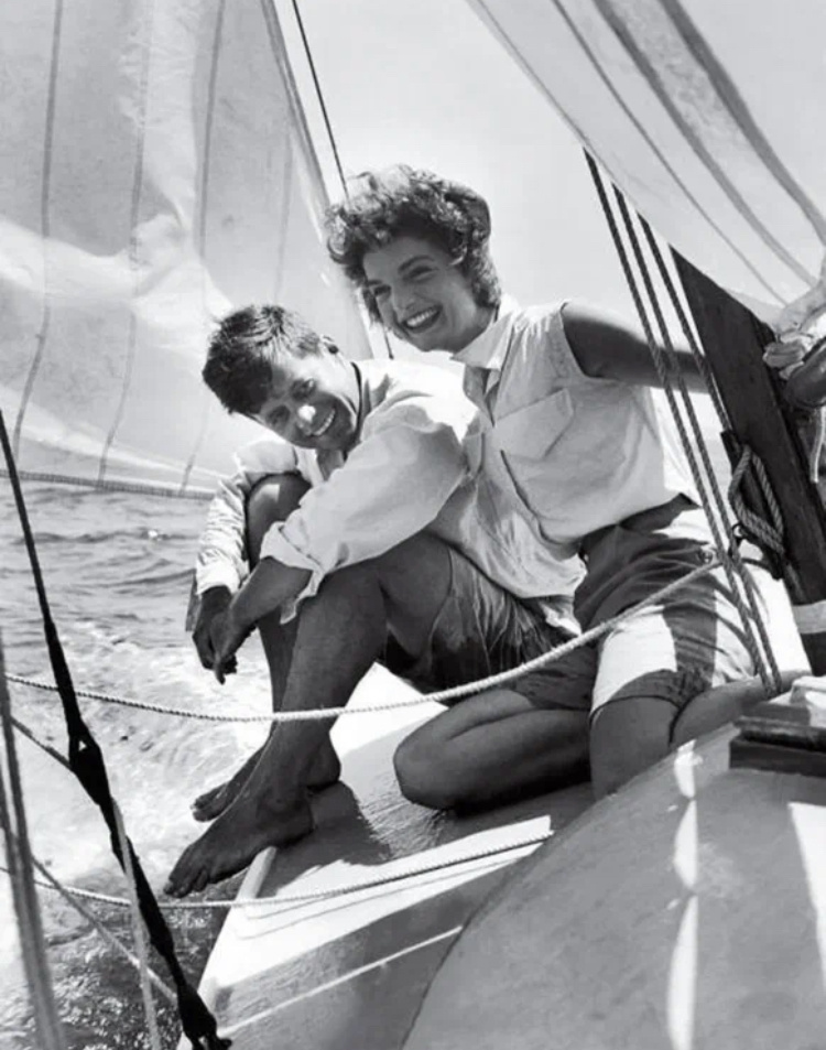 Джон Ф. Кеннеди и Жаклин Бувье в летнем доме семьи Кеннеди в Хайаннис-Порт (источник фото: https://mydecor.ru/).