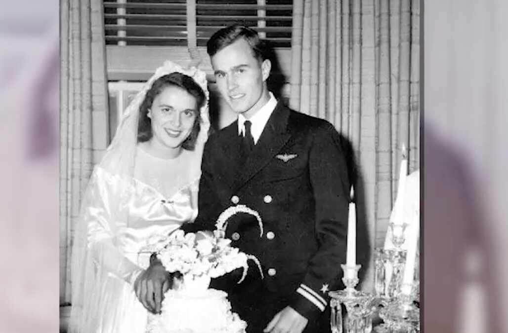 Молодожены Джордж и Барбара Буш на свадебной церемонии в Нью-Йорке. 1945 год. Вероятно фату и  белое платье и они получили по талонам?