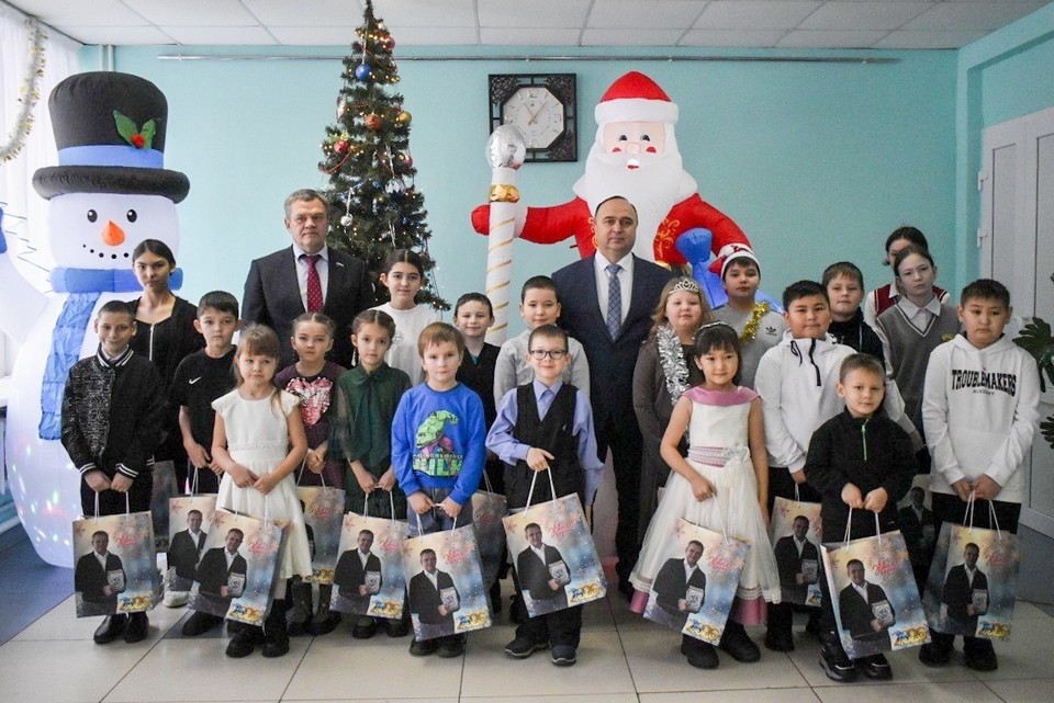    В Октябрьском районе юных гостей поздравили глава района Андрей Ларшин и депутат Законодательного Собрания области Олег Лактионов. Фото: ЕР