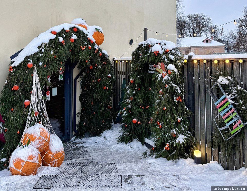 В этом году фотозона выполнена в соответствии с городским проектом «Рождество начинается здесь»