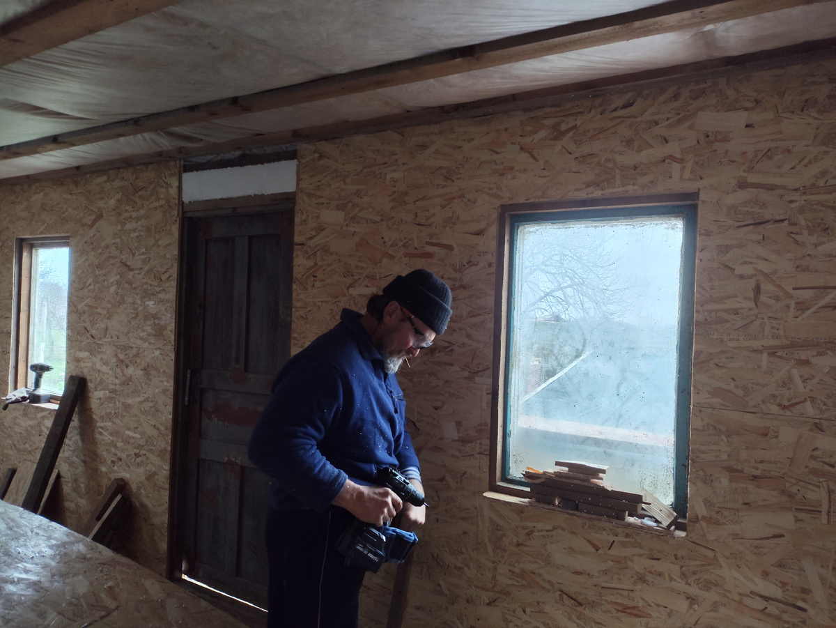 Докручивает последние шурупчики