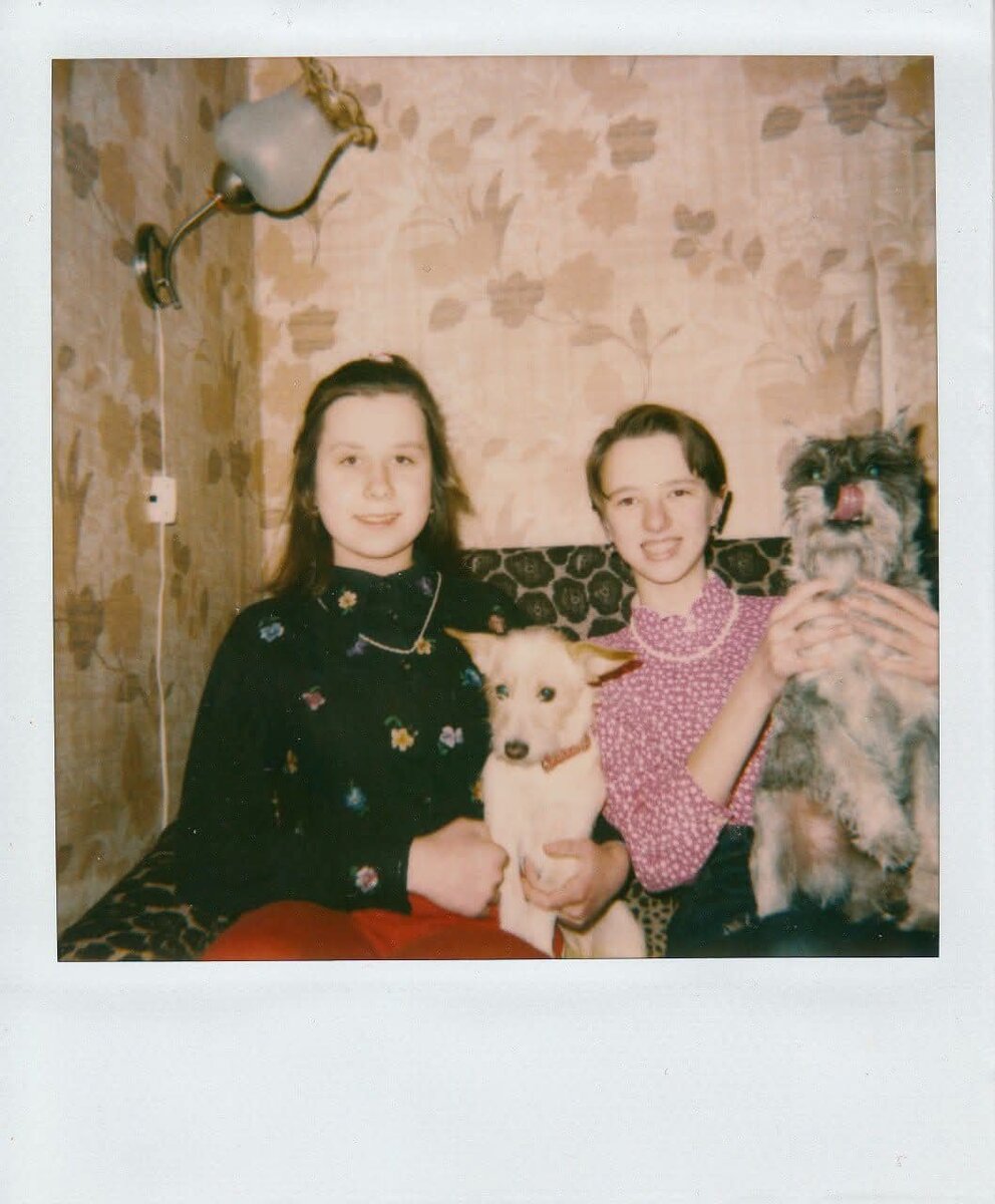 Фотография сделана позже, году в 1990, на подружкин Полароид, но собачка со мной  та самая - новогодний подарок.