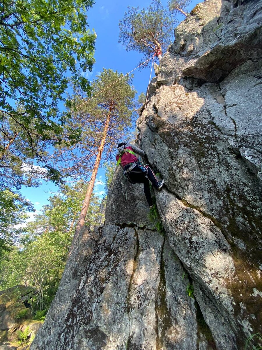 На фото: Наша дочь Женя штурмует скалу. Карелия, лето 2025 г.