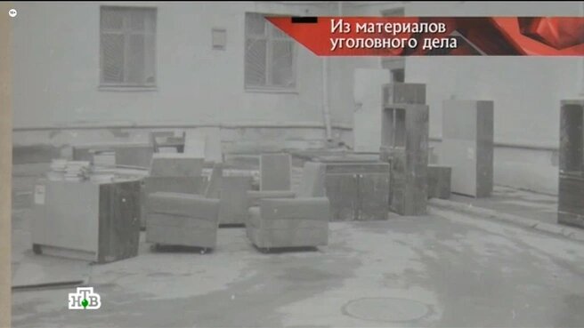 Мебель, которую выносили из квартиры убитых фото из передачи "Следствие вели"