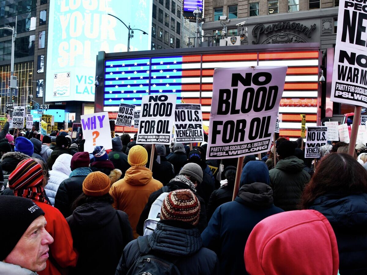    Участники митинга в Нью-Йорке против военной операции США в Венесуэле | © РИА Новости / Алексей Алексеев