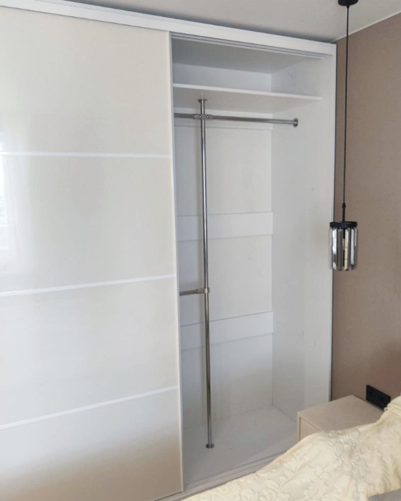 Вместительный шкаф до потолка со штангой для одежды поддерживает порядок!