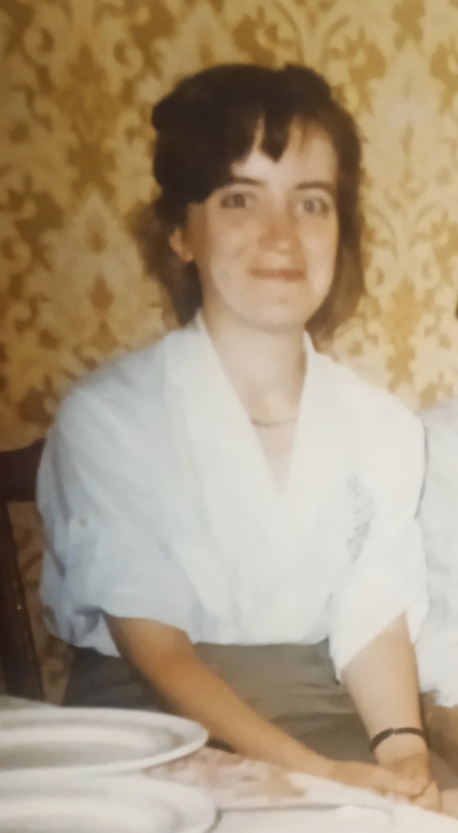 Вот я в гостях в 30 лет, в 1996 году. Тарелки ещё пустые, выпивать не начали... А нос уже красный!