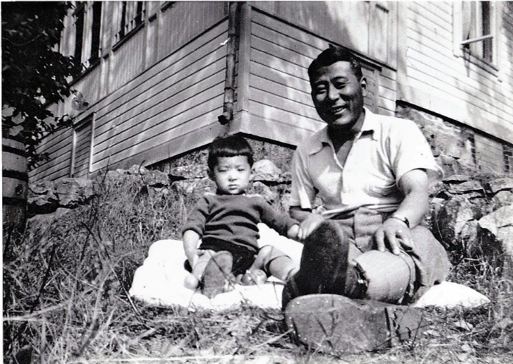 Тиунэ Сугихара со своим старшим сыном