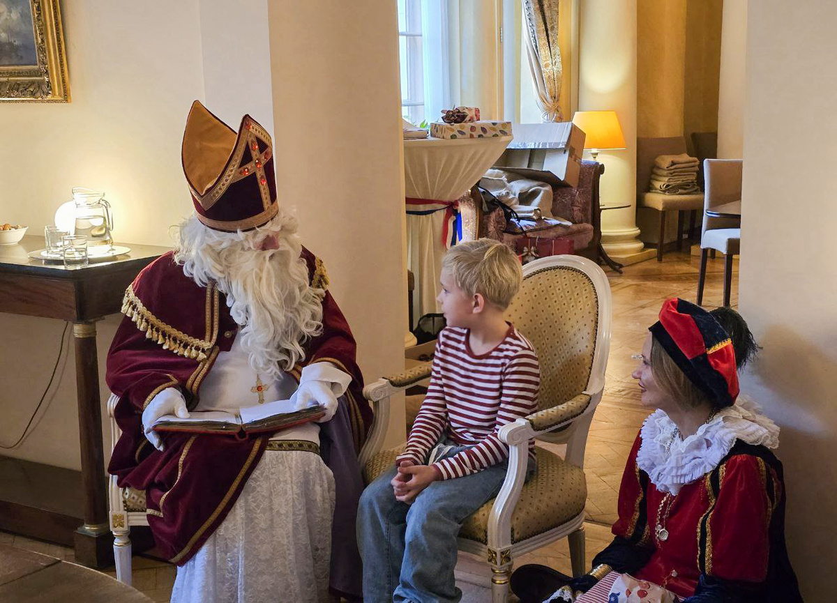 Старший сын был очень рад встретить его. Синтерклаас задавал ему вопросы про этот год, как сын провёл его, какие события были в его жизни. Фото: Голландец в России