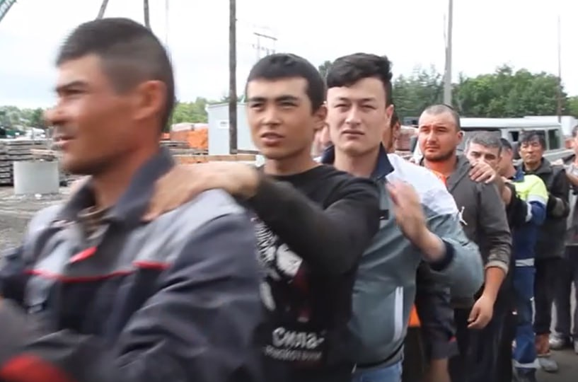 «Бегите оттуда!»: Узбекистан пришёл в ужас от жёсткого рейда в Хабаровске на узбеков-нелегалов