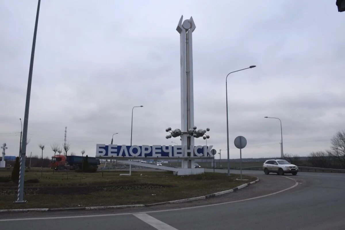    Под тяжестью снега в трех домах Белореченского района обрушились крыши