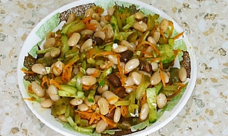 Из простых овощей готовим насыщенный витаминный салат с фасолью и солеными огурцами