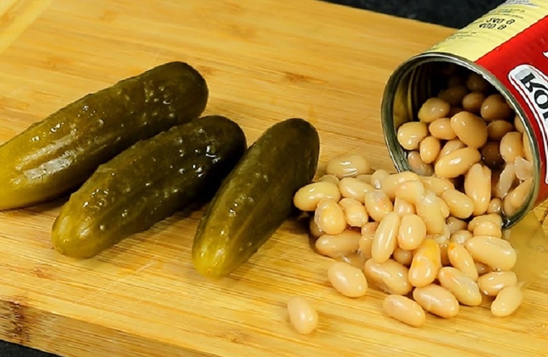 Из простых овощей готовим насыщенный витаминный салат с фасолью и солеными огурцами