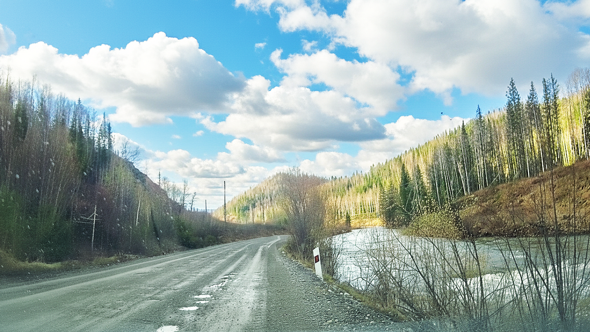 Трасса "Саяны" и река Джебь не далеко от поселка Кошурниково (Фото: Bearna Team)
