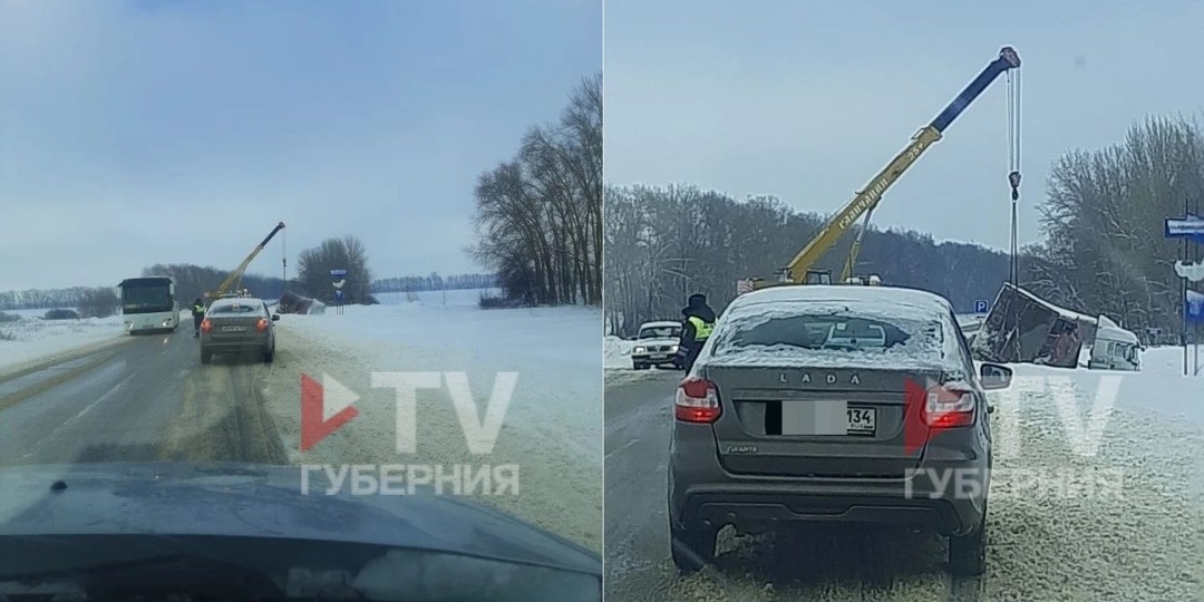 Фура съехала с трассы в Воронежской области и завалилась на бок