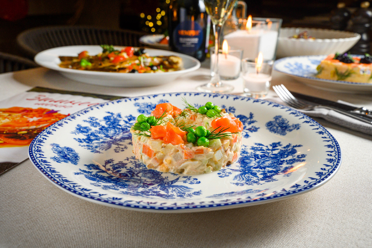 Оливье с копченым лососем в зимнем меню ресторана Tutta la Vita