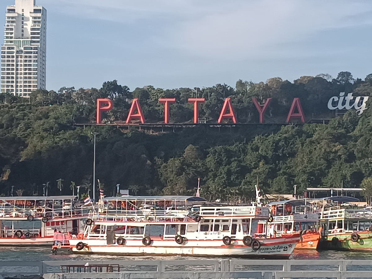 Вид с пирса на Пратамнак 