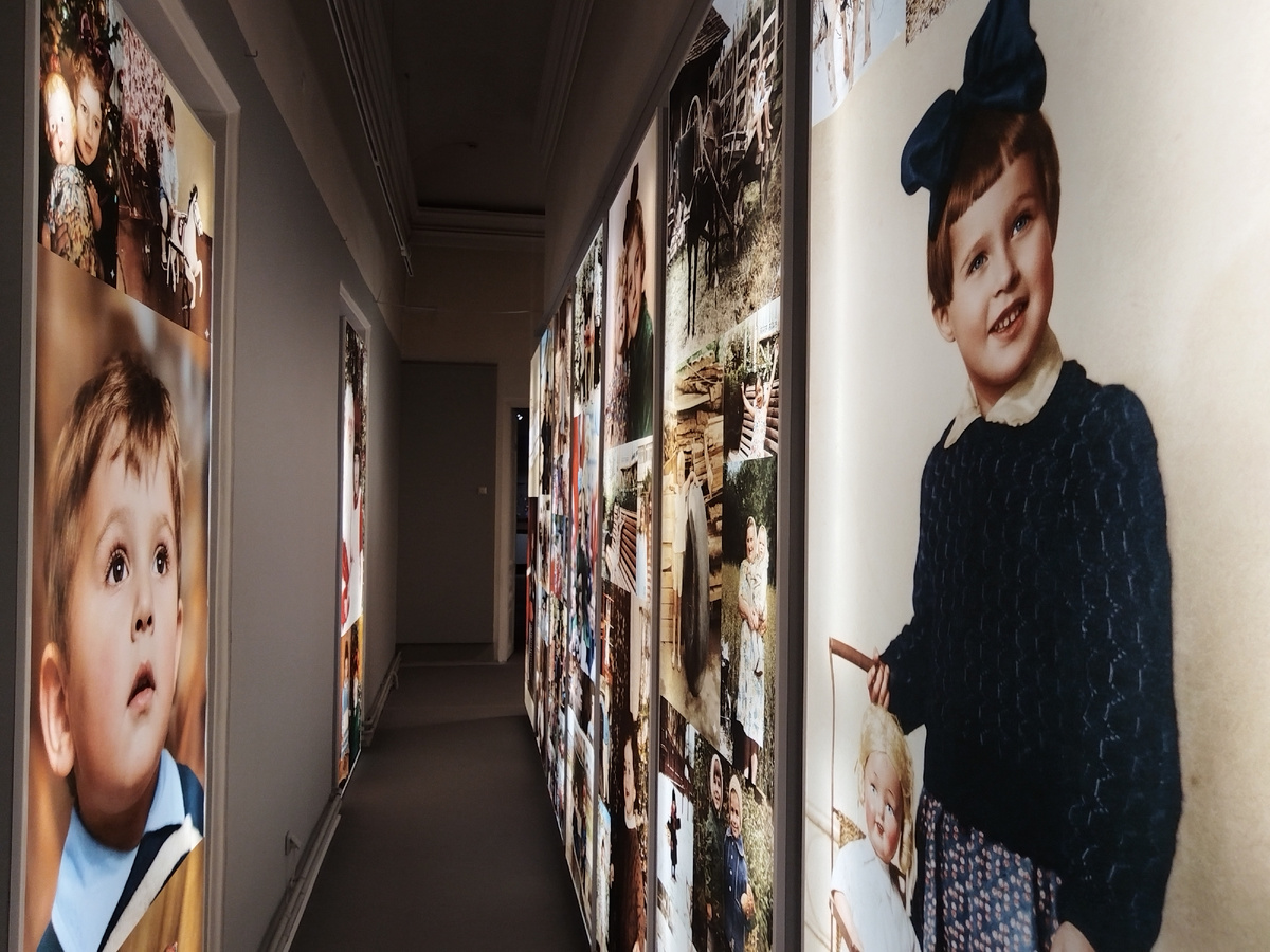 Фотографии сотрудников музея, раскрашенные с помощью ИИ