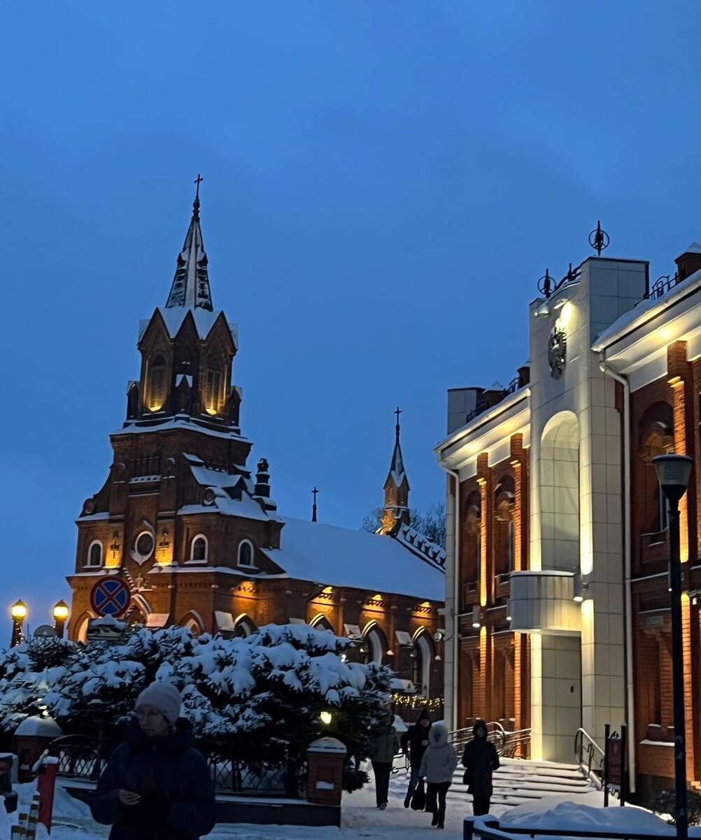 Костёл. Расписание концертов на входе. Цена благотворительногог взноса небольшая.