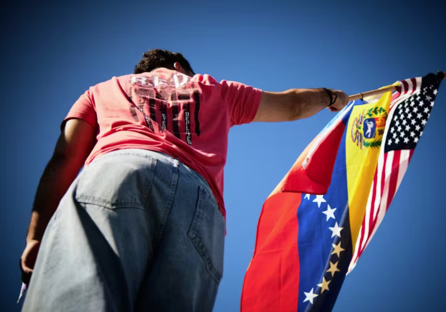 Венесуэльцы празднуют в Мексике арест Мадуро. Как немецкие СМИ освещали американскую атаку на Венесуэлу? © IMAGO/Carlos Escalona