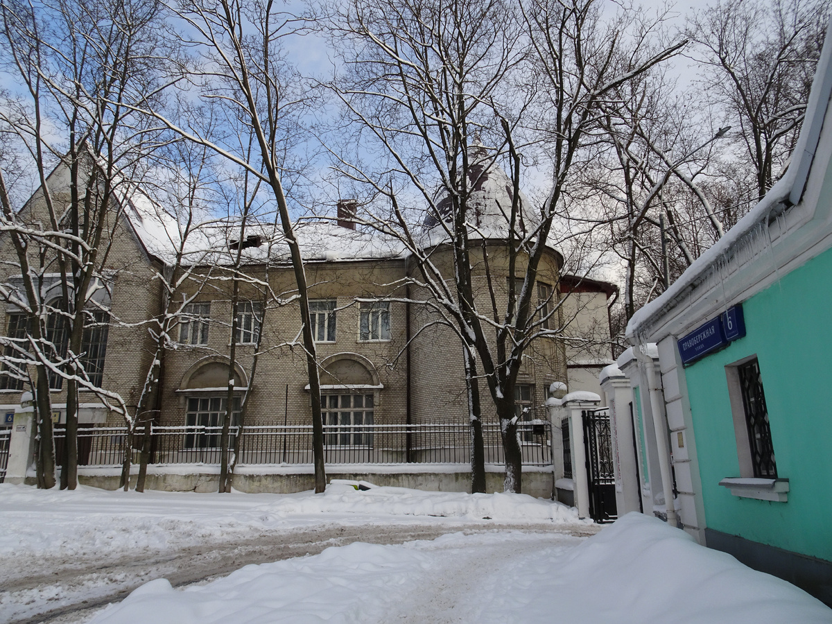 Главное здание бывшей усадьбы Патрикеевых со стороны Правобережной улицы