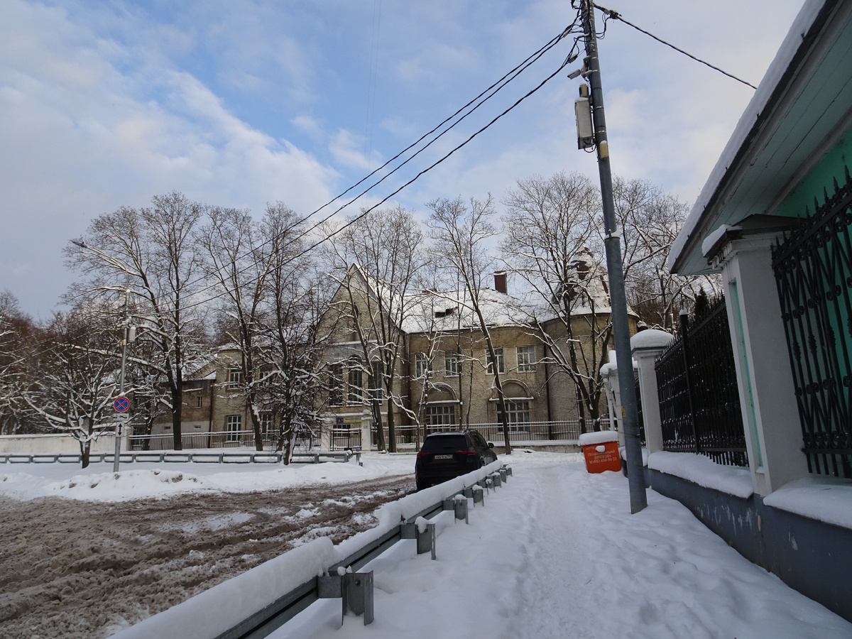 Главное здание бывшей усадьбя со стороны Правобережной улицы