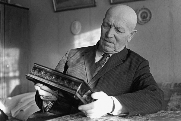 Николай Михайлович Зиновьев (1888 -1979) - российский и советский художник, мастер палехской лаковой миниатюры, иллюстратор, реставратор, педагог,автор книг. 