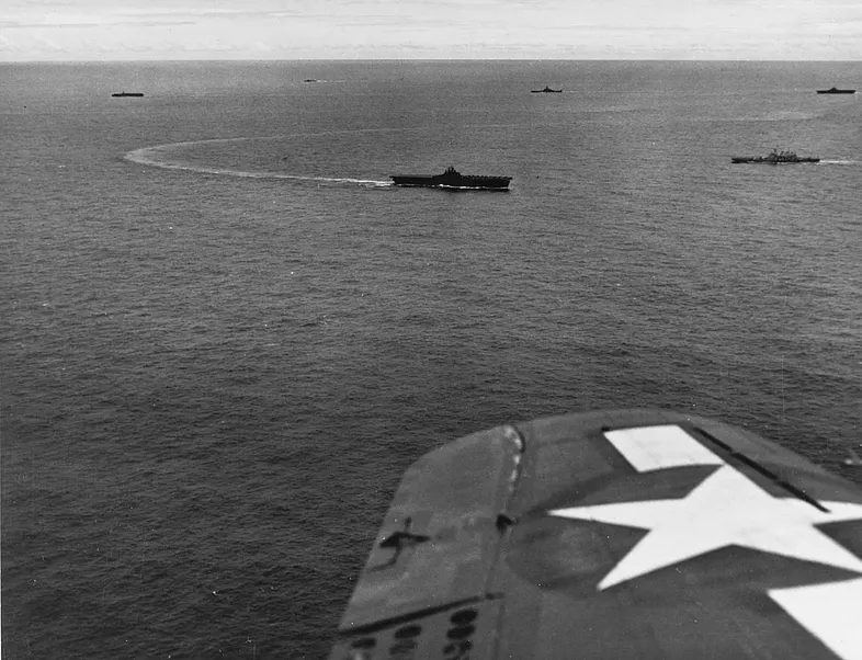 Корабли ВМС США, направляющиеся к Гилбертским островам 