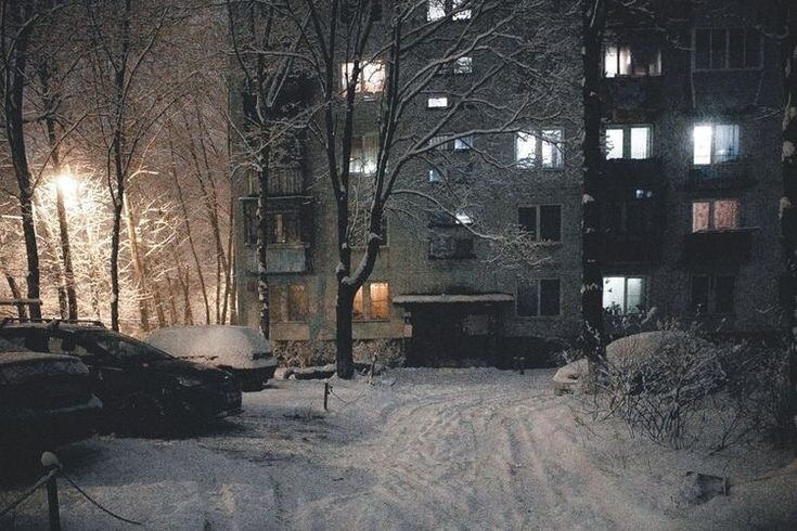 Во многих окнах горел свет. Фото из открытого доступа