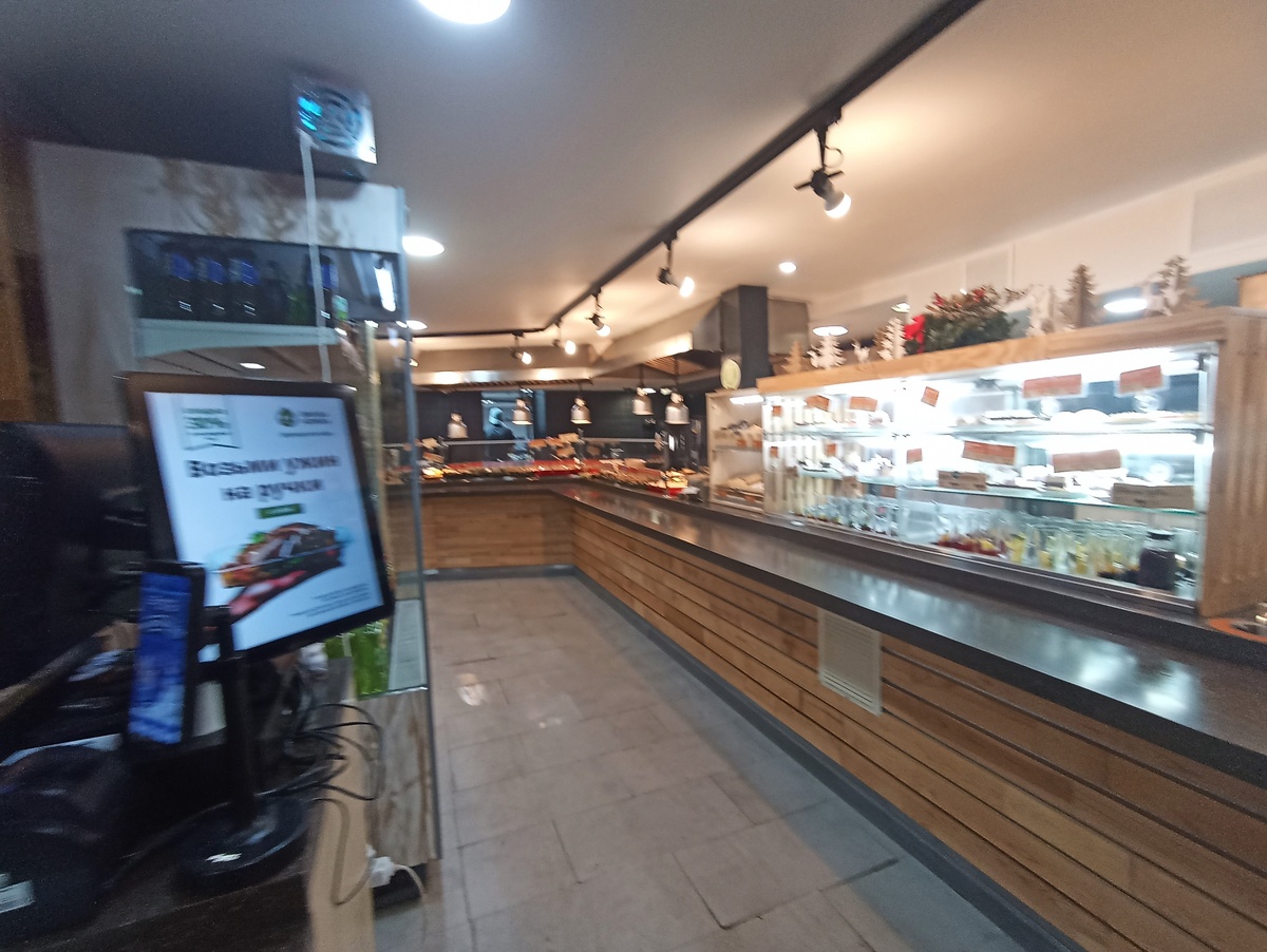 Как и в других столовых: сначала подносы, потом супы, второе, сладкое