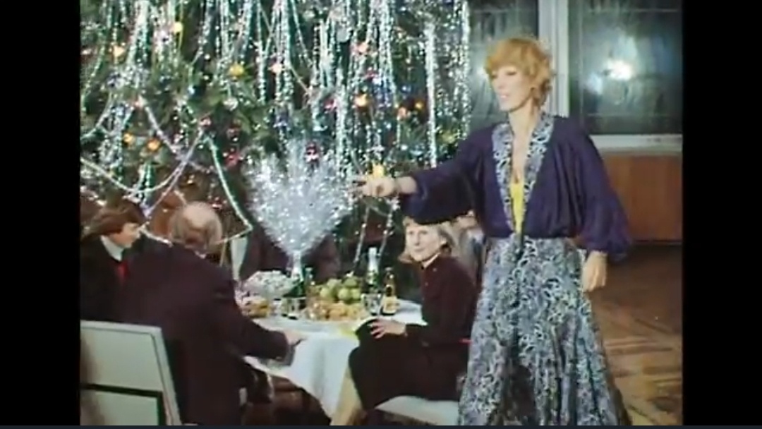 Вот совершенно восхитительно наряженная Ёлка в ф."Чародеи"(1982г)! А на столе стоит маленькая серебристая ёлочка, одним своим видом вызывающая праздничное настроение, радость и ожидание чуда. Такими елочками было модно оформлять Новогодние огоньки и Песни года.