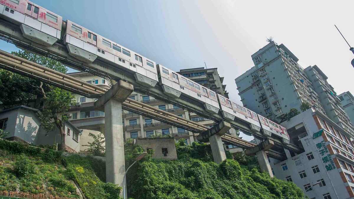 Ветка метро, проходящая через жилой дом