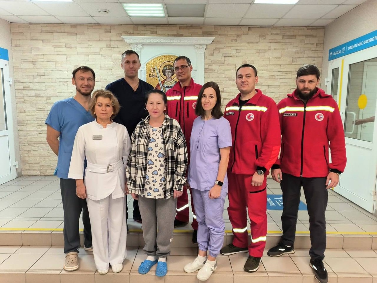 «Мои ангелы приехали!», - с восторженным возгласом Рафиса встречает специалистов санавиации, приехавших навестить её перед выпиской. Трогательные объятия с каждым врачом и искренние слова благодарности в их адрес. Женщина чувствует себя хорошо, соскучилась по семье и долгожданной дочке. Фото: сайт Министерства здравоохранения РФ 