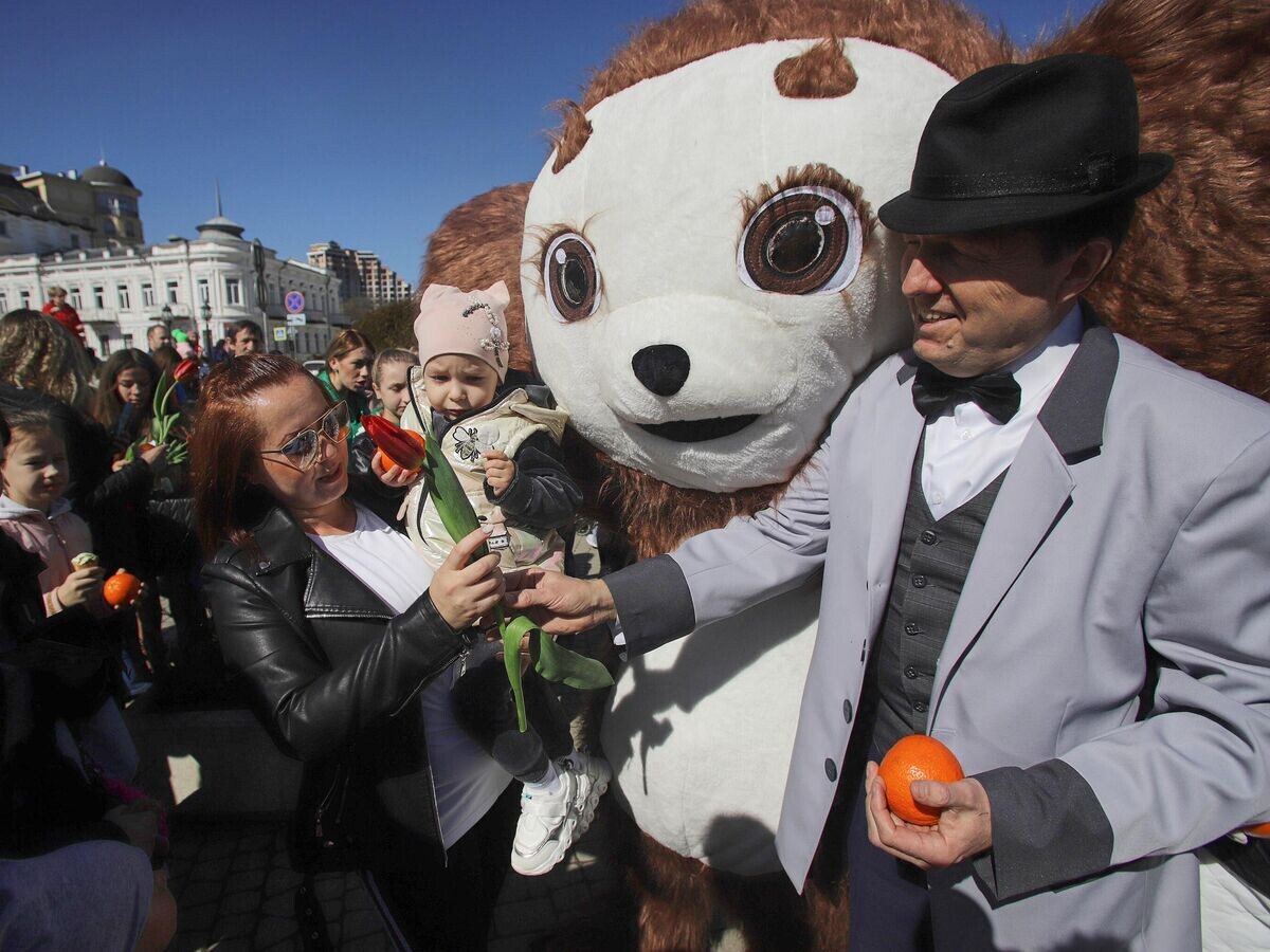    Чебурашка и Крокодил Гена раздают женщинам апельсины и цветы в день 8 марта на Курортном бульваре в Кисловодске | © РИА Новости / Денис Абрамов