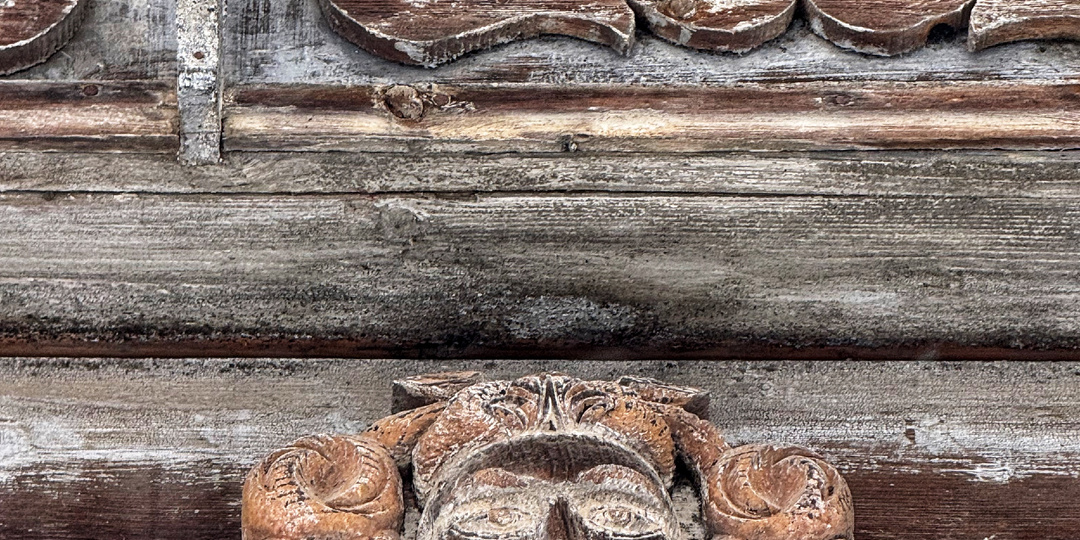 Деревянный дом, в декоре которого читается образ императора Николая II