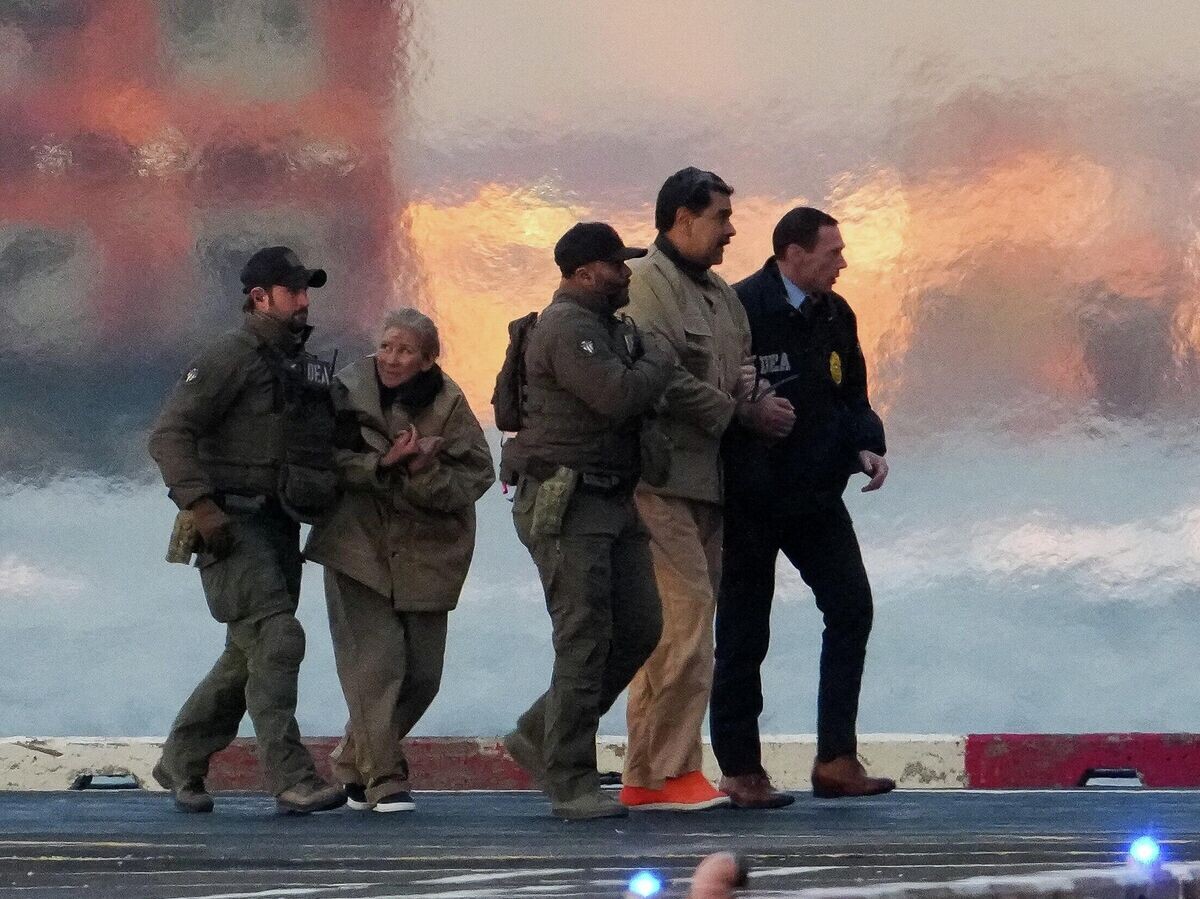    Захваченный президент Венесуэлы Николас Мадуро и его жена Силия Флорес на вертолетной площадке перед отправкой в суд в Нью-Йорке, США | © REUTERS / Adam Gray