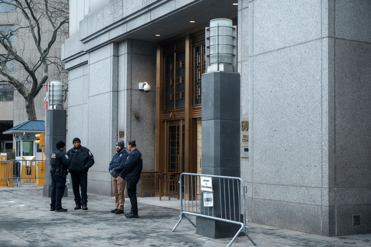    Полиция у здания Федерального суда / Источник: © EPA/OLGA FEDOROVA/TASS