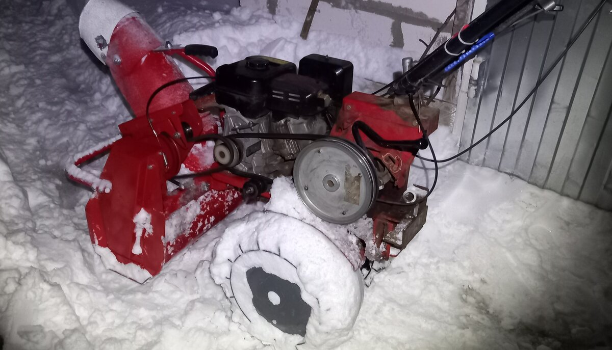 28 января 2024 года. Чистка мокрого снега с родным каймановским шкивом.