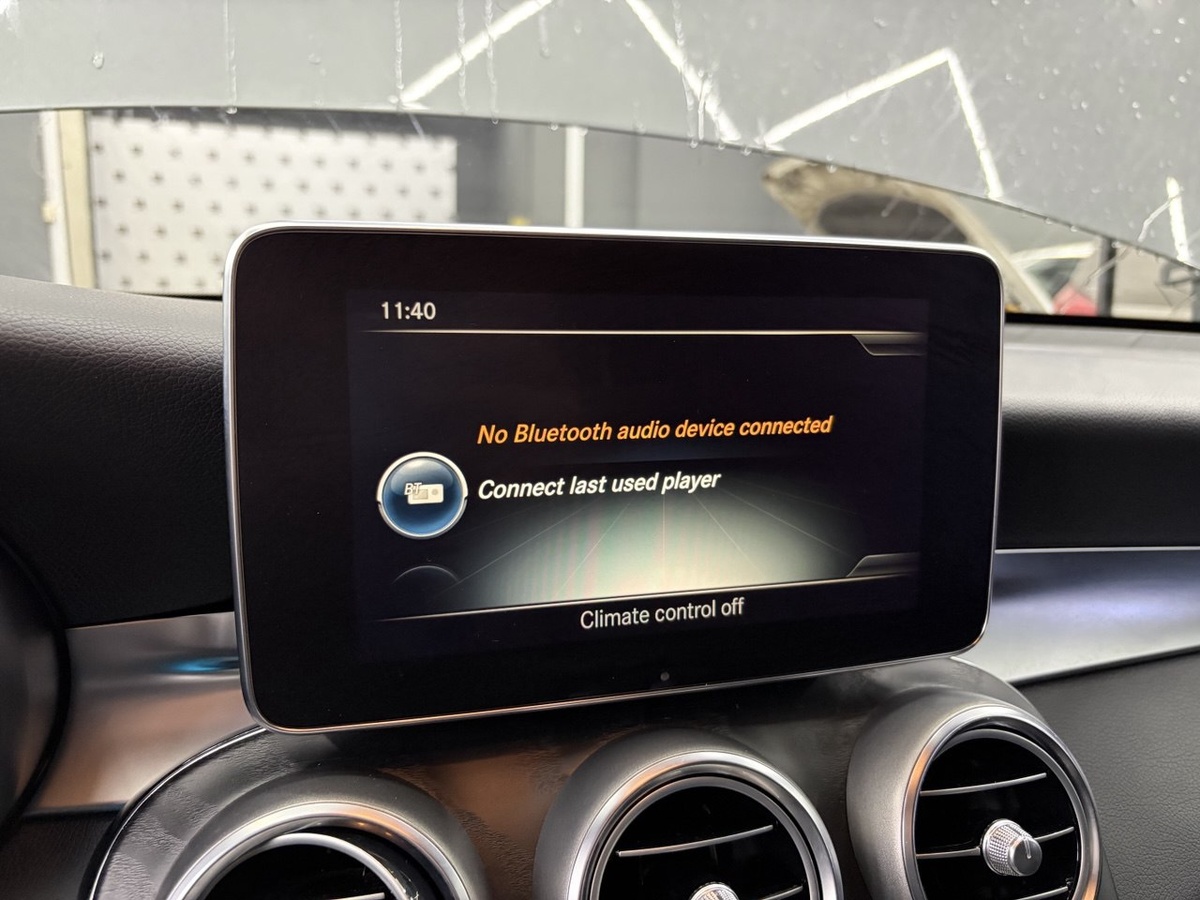 Русский язык отсутсвует физически, активировать его самостоятельно невозможно.