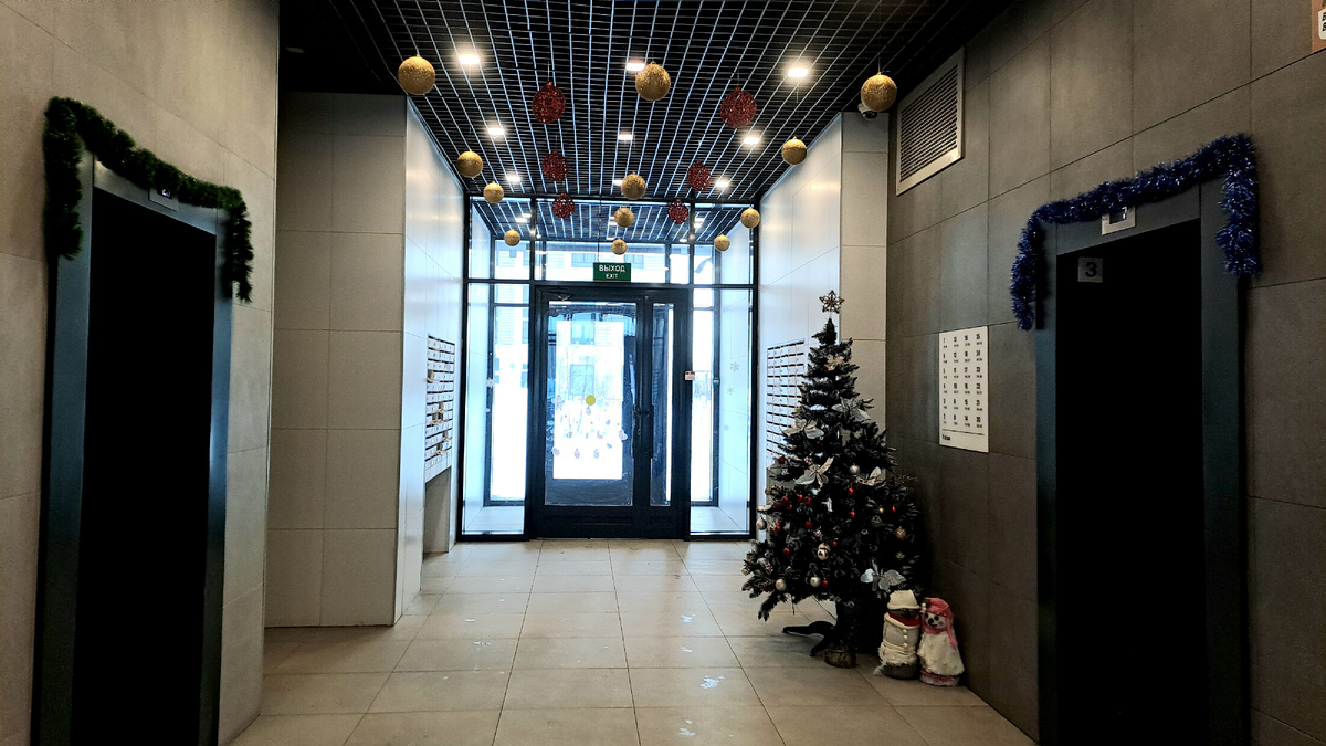 А это подъезд в мкрне Парковый и здесь уже шары настоящие, ёлочные.